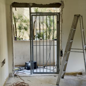 שיפוץ עם סולם ודלת מתכת חדשה