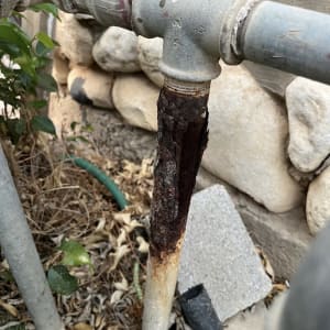 צינור חלוד עם נזילה בגינה