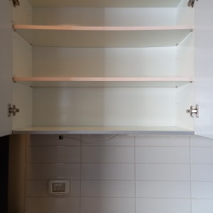 ארון מטבח פתוח עם שלושה מדפים ריקים