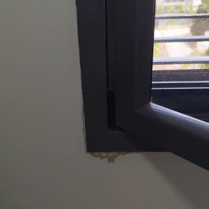 חלון עם מסגרת אלומיניום וקיר צבוע