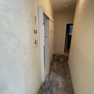 מסדרון עם קיר צבוע וכלי עבודה על הרצפה