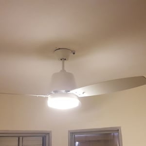 מאוורר תקרה עם תאורה דולקת