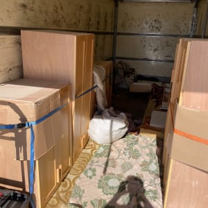 ארונות עץ קשורים ברצועות בתוך משאית הובלה