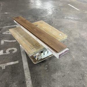 חבילות של לוחות עץ על עגלה בחניון