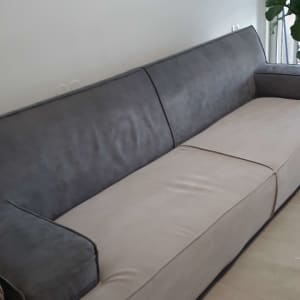 ספה מרופדת בבד אפור ובז