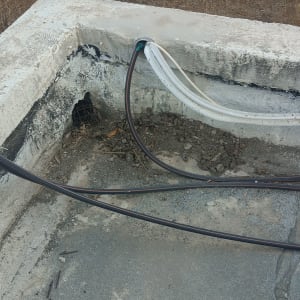 כבלים על גג עם חור בקיר