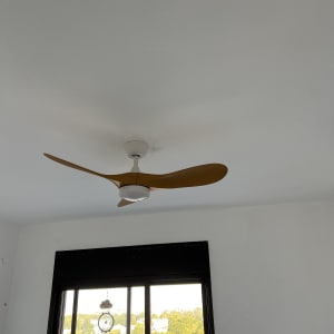 מאוורר תקרה עם תאורה מובנית בחדר