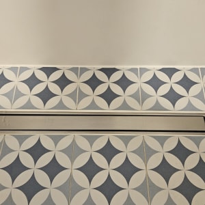 רצפת אריחים עם תעלת ניקוז מתכתית