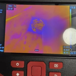 מצלמה תרמית מציגה תמונה צבעונית של חום