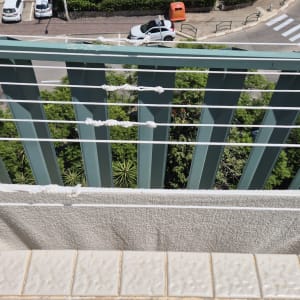 חבלי כביסה עם מגבת תלויה במרפסת