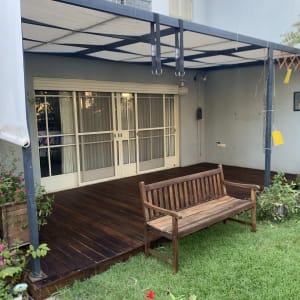 דק עץ עם ספסל בגינה