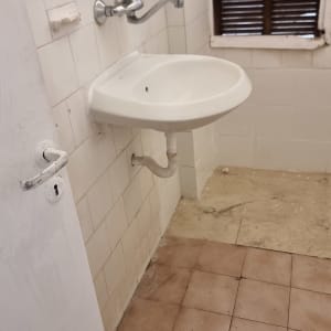 כיור תלוי עם ברז, צינור ניקוז גמיש