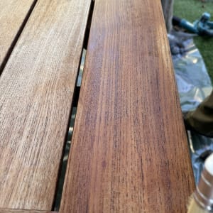 שולחן עץ עם מברשת לצביעה וגימור