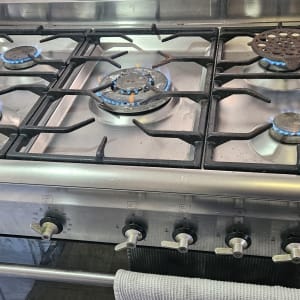 כיריים גז עם להבות פעילות במטבח.