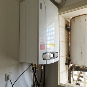 דוד חימום מותקן על קיר ליד חלון