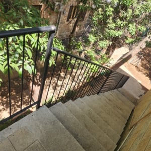 מעקה מתכת שחור לאורך גרם מדרגות חיצוני