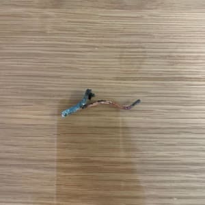 חוט חשמל שרוף על שולחן עץ