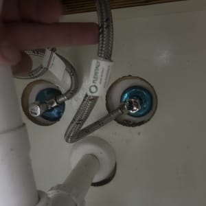 צנרת מתחת לכיור עם חיבורים