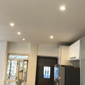 תאורת תקרה עם גופי תאורה שקועים במטבח