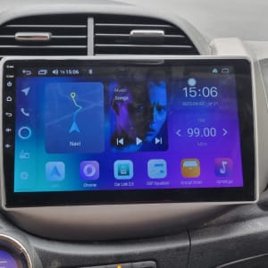 מסך מולטימדיה ברכב עם תצוגת ניווט ומוזיקה