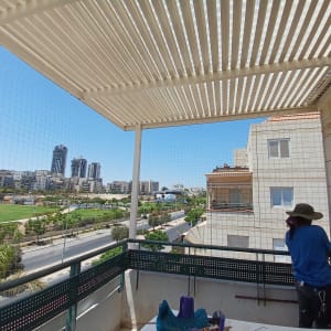 רשת מותקנת על מרפסת למניעת כניסת יונים