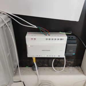 מערכת אינטרקום עם חיבורים וכבלים חשמליים