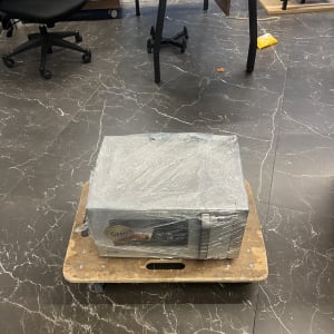 מכשיר עטוף בניילון על עגלה במשרד