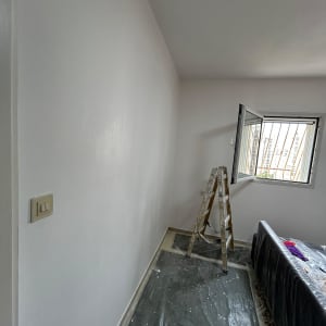 סולם וחדר צבוע עם קיר לבן