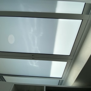 חלון עם מסגרת אלומיניום ותקרת זכוכית