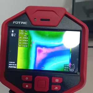 מצלמה תרמית מציגה תמונת חום על מסך