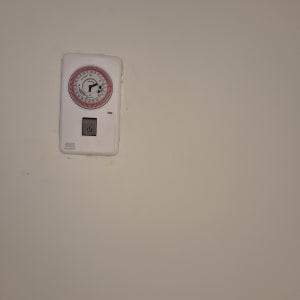 טיימר אנלוגי ומתג לדוד חשמל מותקן על הקיר