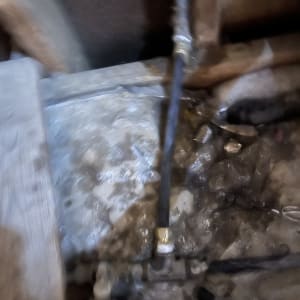 צינורות מים עם חיבורים במערכת אינסטלציה