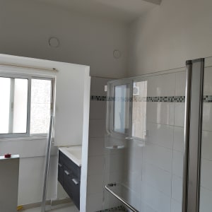 קיר צבוע בלבן עם סימני תיקון