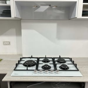 כיריים גז עם ארבעה מבערים וכפתורי שליטה