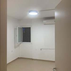 מנורה עגולה דולקת על תקרה בחדר ריק