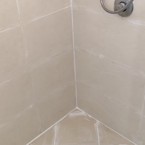 מקלחת עם אריחים אטומים בחומר איטום לבן