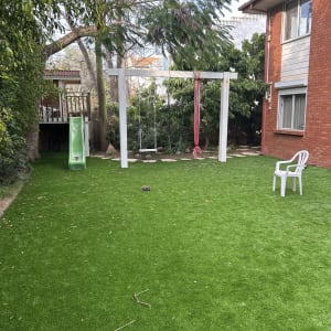 חצר עם דשא סינטטי, נדנדה ומגלשה