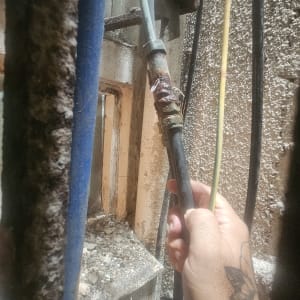 תמונה של צינור עם תיקון נזילה