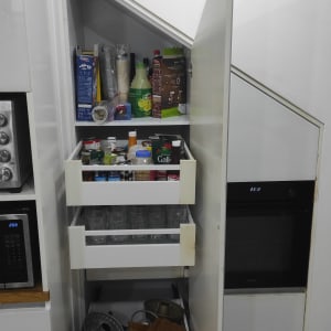 ארון מטבח עם מגירות פתוחות ומוצרים שונים