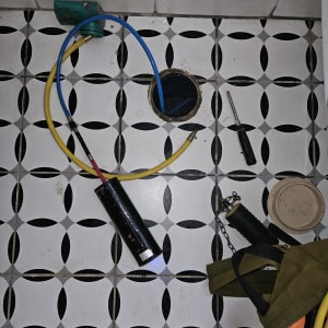 כלים לזיהוי נזילות על רצפת אריחים