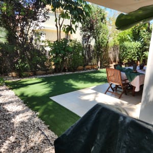 גינה עם דשא מלאכותי, עצים ושולחן עץ