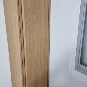 ארון עץ בחדר עם קיר לבן