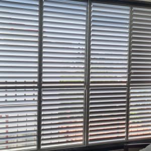 תריסי אלומיניום בחלון גדול