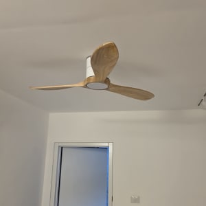 מאוורר תקרה מותקן בחדר עם דלת פתוחה