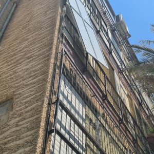 תריסי אלומיניום על חלונות בניין גבוה