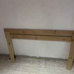 קרש עץ על רצפת עץ ליד קיר לבן