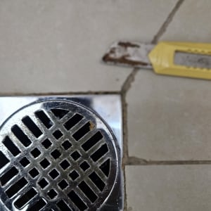 תמונה של ניקוז וכלי עבודה על רצפה