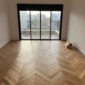 רצפת פרקט עץ בהתקנה בחדר מואר