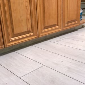 רצפת פרקט בהירה ליד ארון עץ