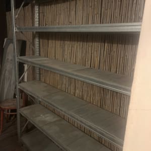 מדפים מתכתיים ריקים על רקע קיר במבוק